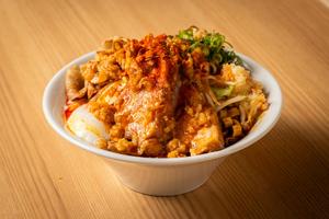肉盛りまぜそば桃太郎(辛辛醤油)