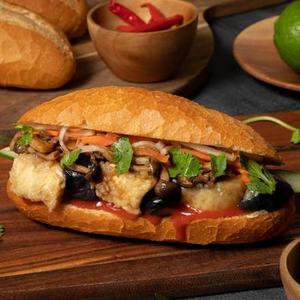 【ベジメニュー】揚げ豆腐と季節野菜のバインミー Deep-Fried Tofu and Seasonal Vegetables Bnh M
