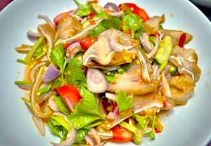 ヤム コームーヤーン(豚トログリル焼きのスパイシーサラダ) Spicy Grilled Pork Neck Salad (Yam Khor Moo Yang)