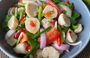 ヤム ムーヨー(タイハムのスパイシーサラダ)Spicy Vietnamese Sausage Salad