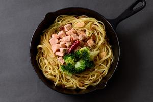 サーモンとブロッコリーのペペロンチーノ Salmon ＆ Broccoli Peperoncino