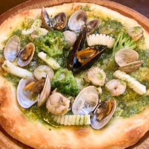 人気！魚介のペスカトーレピザ ジェノベーゼバジル風味(約2人前)