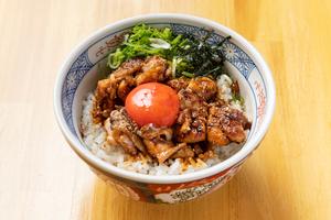 焼き鳥丼(卵黄のせ)