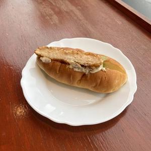 カリカリチキンカツパン(タルタルソース)