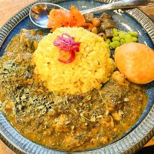 ほうれん草塩麹チキンカレートッピングヤンニョム玉子
