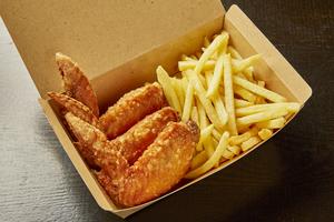 なるとキッチン 手羽先バスケット(フライドポテト)