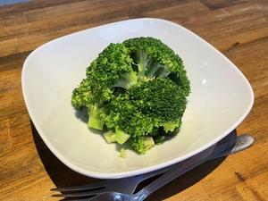 新鮮茹でブロッコリー盛り(選べるドレッシング) Fresh boiled broccoli platter(choice of dressing)