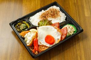 白身魚のフライとがんこ村のハムステーキと目玉焼き弁当