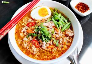 トムママー (タイ屋台酸っぱ辛いラーメン)Thai spicy noodles soup