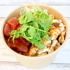 まぐろ＆蒸し鶏とパクチーのエスニック風ポキボウル