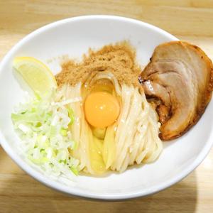 リッチTKM(究極ダレ、生卵、薬味ネギ、レモン、魚粉、チャーシュー1枚)