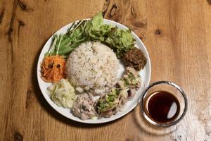 鰹の3種盛り丼(サラダ付)