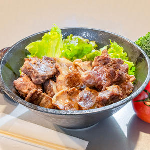 サイコロステーキ・上ハラミ・上カルビの贅沢三食丼