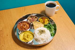 【珈琲セット(ホット)】シン・キイロイ チキンカレー＆あの、ポークビンダルーカレー
