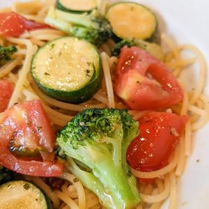 トマトとブロッコリーとズッキーニのペペロンチーノ アンチョビ風味
