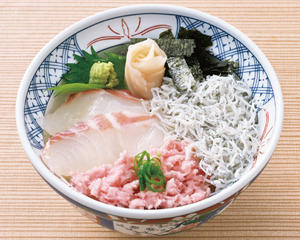 鮮魚としらすとまぐろたたきの三種丼