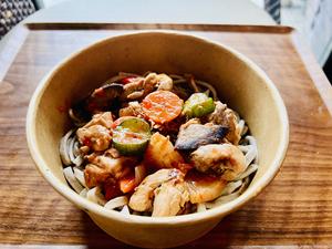 【ホットラタトゥイユソース】ハーブチキンの蕎麦パスタ