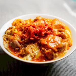 鶏だくキムチの親子丼(鶏 120g) Oyako-don with chicken and kimchi(120g chicken)