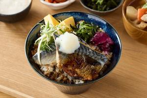 【中性脂肪が気になる方へ】サバ塩焼き丼 Salt Grilled Mackerel Bowl