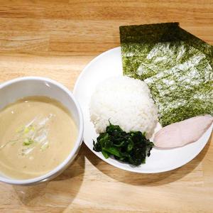 【特濃鶏白湯】極上汁と飯と具沢山(薬味ネギ、焼海苔3枚、鶏叉焼1枚、ほうれん草)