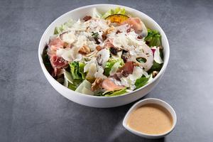 生ハムと季節野菜のたっぷりチーズのサラダ