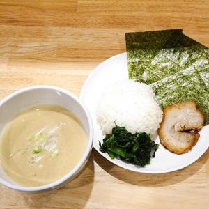 【特濃豚骨】極上汁と飯と具沢山(薬味ネギ、焼海苔3枚、豚叉焼1枚、ほうれん草)