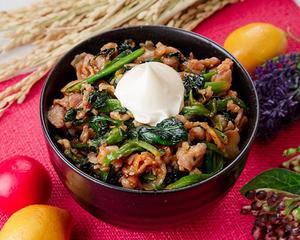 ピリ辛・豚とほうれん草のポパイ丼(約100g)