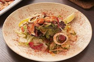野菜たっぷりシーフードサラダ