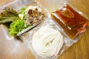 調理用 ブンボーフエ(フエ風牛焼き肉のせ辛口麺)のセット Soup noodle of spicy beef for self cooking