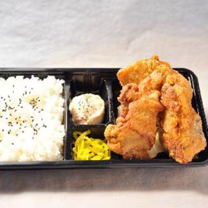 ジョニーのからあげ 【弁当】ジョニー弁当 骨付きぶつ切り Johnny’s Bento Box 3ピース M(About 3pcs)