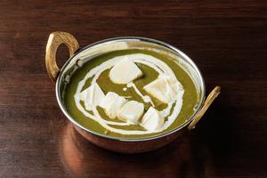 ほうれん草パニールカレー(Spinach paneer curry)