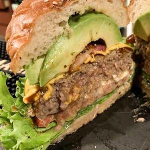 アボカドチェダーチーズバーガー
