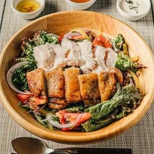 【当店人気No'3】合い盛りチキンオーバーサラダ(グリルしたもも肉と低温調理のむね肉のハーフ＆ハーフ)