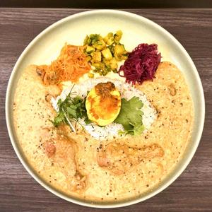スパイスカレー 手羽元とヘーゼルナッツのバターチキン