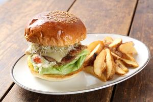 grilled chicken burger グリルドチキンバーガー 【フレンチフライ付】