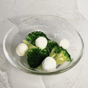 モツァレラチーズとブロッコリーのミニサラダ(バジルソース) Mozzarella and broccoli mini salad