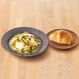 101.桜姫鶏と高菜のピリ辛おだしパスタ<名物バジルロール付き>