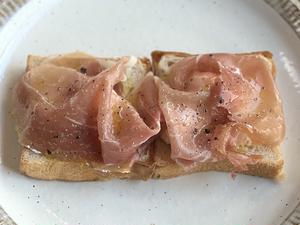 人気No.8  フランス産生ハムとリコッタチーズのオープンサンド  Sandwich with ricotta cheese and prosciutto