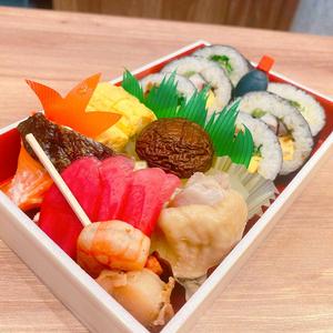 無添加の巻き寿司の入ったハレの日弁当