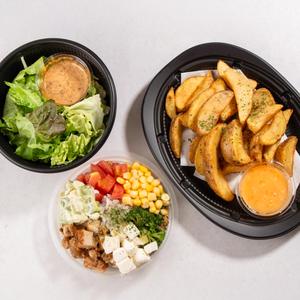ケイジャンチキンと十六穀米のチョップドサラダ フライドポテトチリマヨディップセット