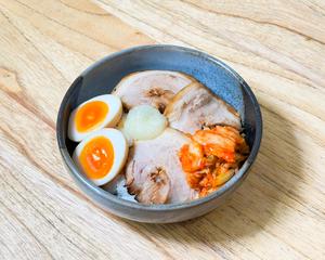 キムチ炙りチャーシュー丼(チャーシュー3枚、味玉1個、にんにく、キムチ)