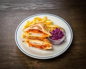 大山鶏のスモークチキンとキャロットラペのホットサンド(紫キャベツコールスロー付)