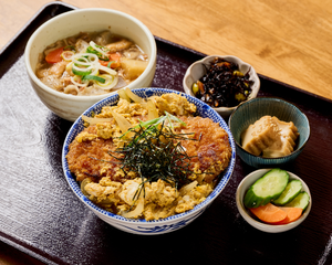 はみ出る厚切りロースかつ丼と具だくさんの豚汁