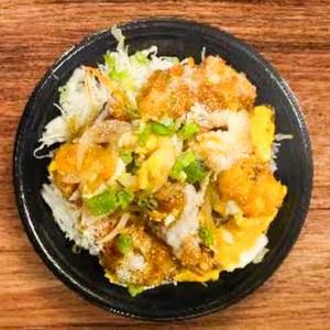チキンカツ丼【CHICKEN CUTLET RICE BOWL】「待ち時間プラス15分程度かかります。」