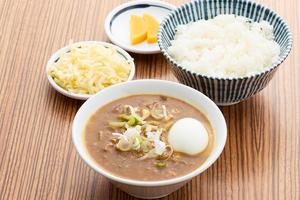 もつ煮込弁当 (カレー味)半熟玉子付+チーズトッピング