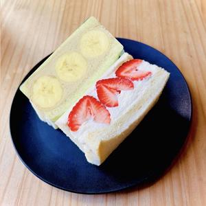 旬のいちごサンド＆チョコバナナサンド
