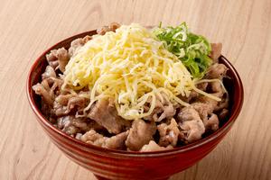 チーズ牛カルビ丼(塩だれ)