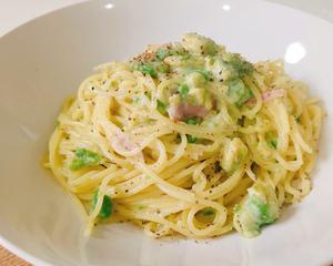アボカドのクリームパスタ