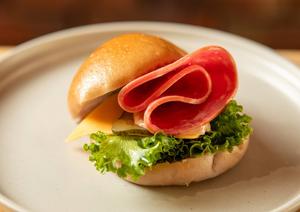 ボローニャソーセージとくんせいポテトのミニバーガー