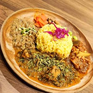 チキン×限定×魚ココナッツキーマの三種盛りカレー 2000円